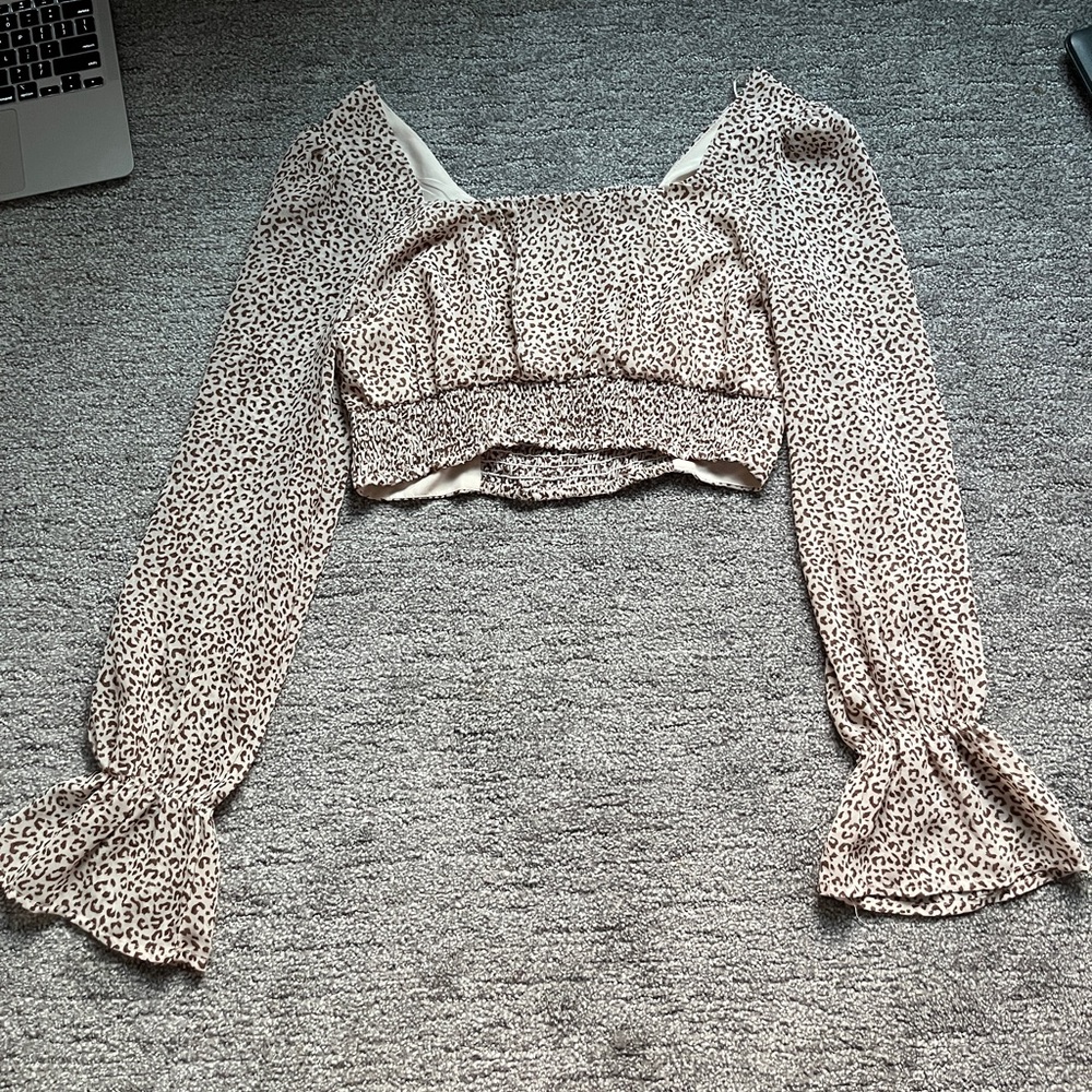 long sleeve, cheetah print, flowy arms, crop top